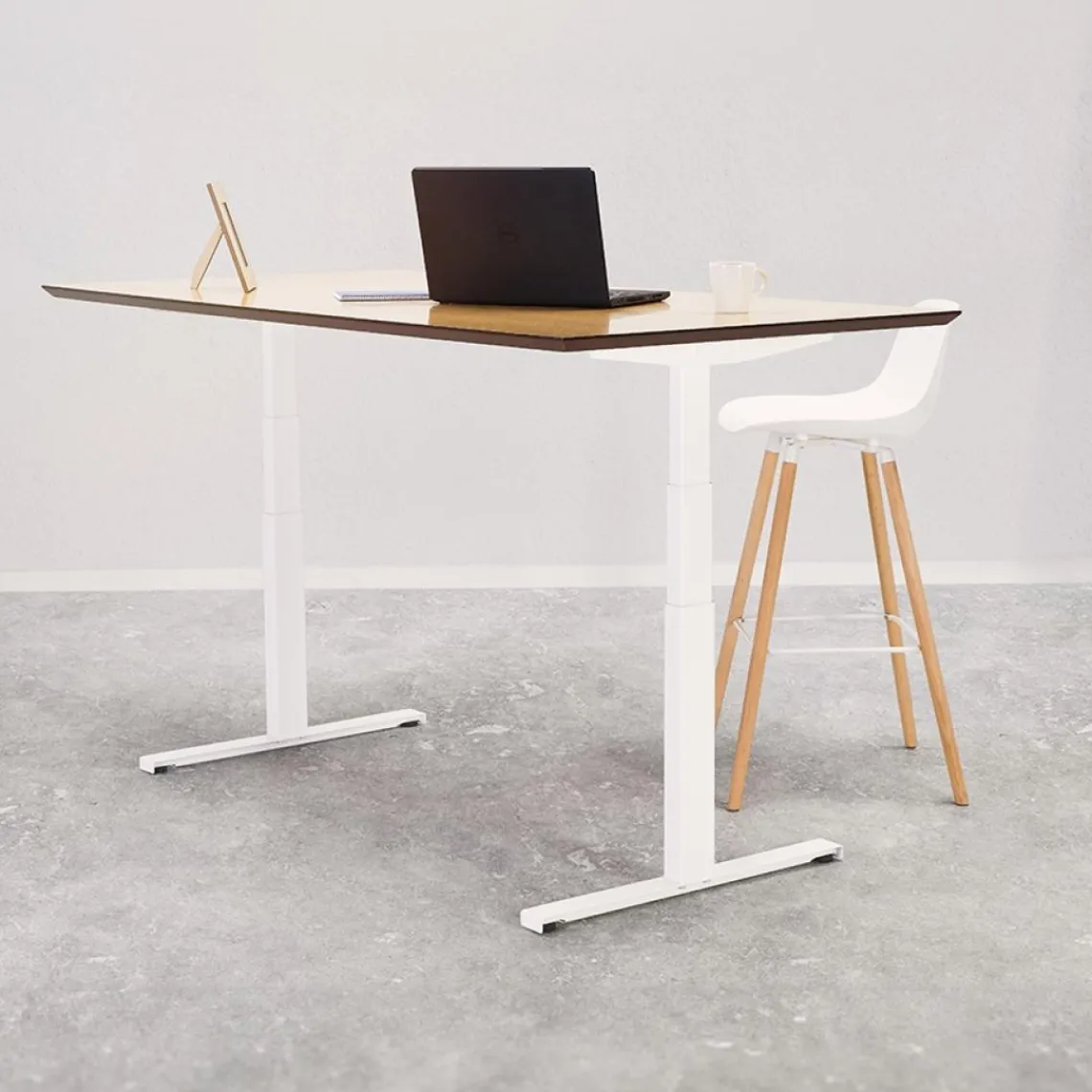 ALTEREGO Bureau assis-debout électrique 'BIONIK'avec plateau en bois finition naturelle et pied en métal blanc Hot