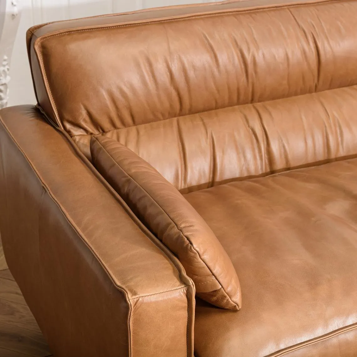 Macabane Canapé 3 places vintage en cuir marron camel, pieds en bois GASTON New