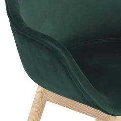 ALTEREGO Chaise avec accoudoirs 'FRIDA' en velours vert et pieds en bois naturel Best