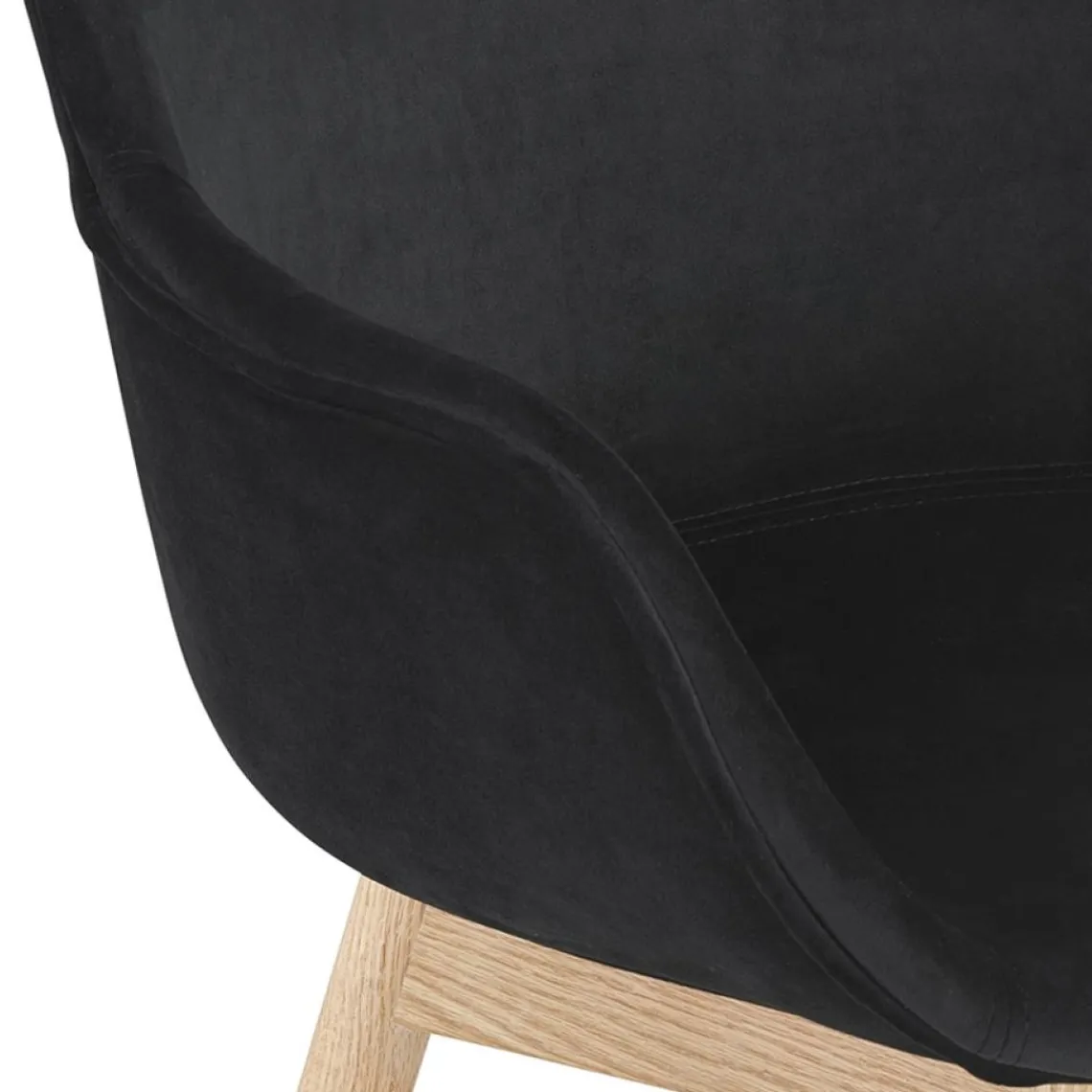 ALTEREGO Chaise avec accoudoirs 'FRIDA' en velours noir et pieds en bois naturel Discount