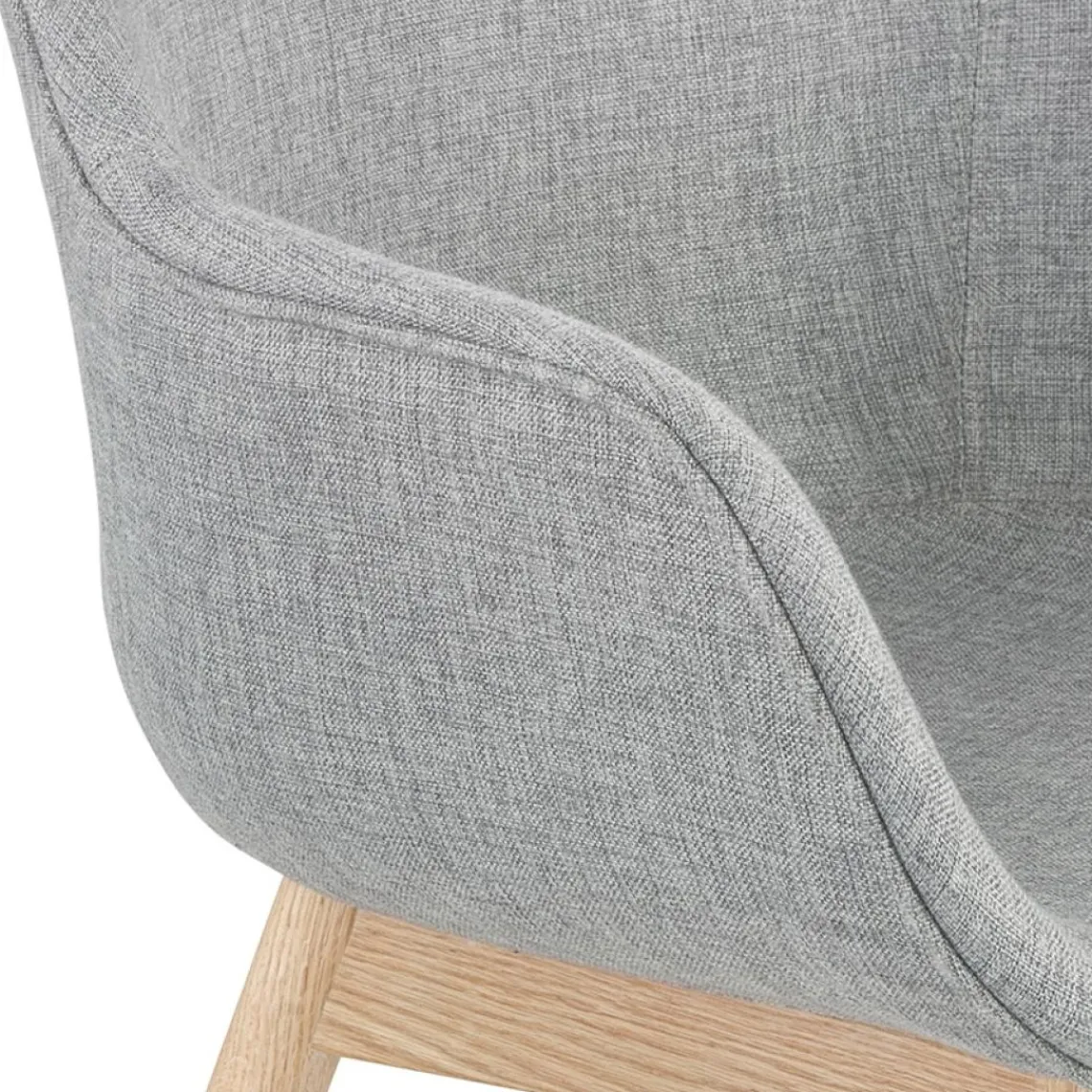 ALTEREGO Chaise avec accoudoirs 'LAMBIC' en tissu gris clair et pieds en bois naturel Sale