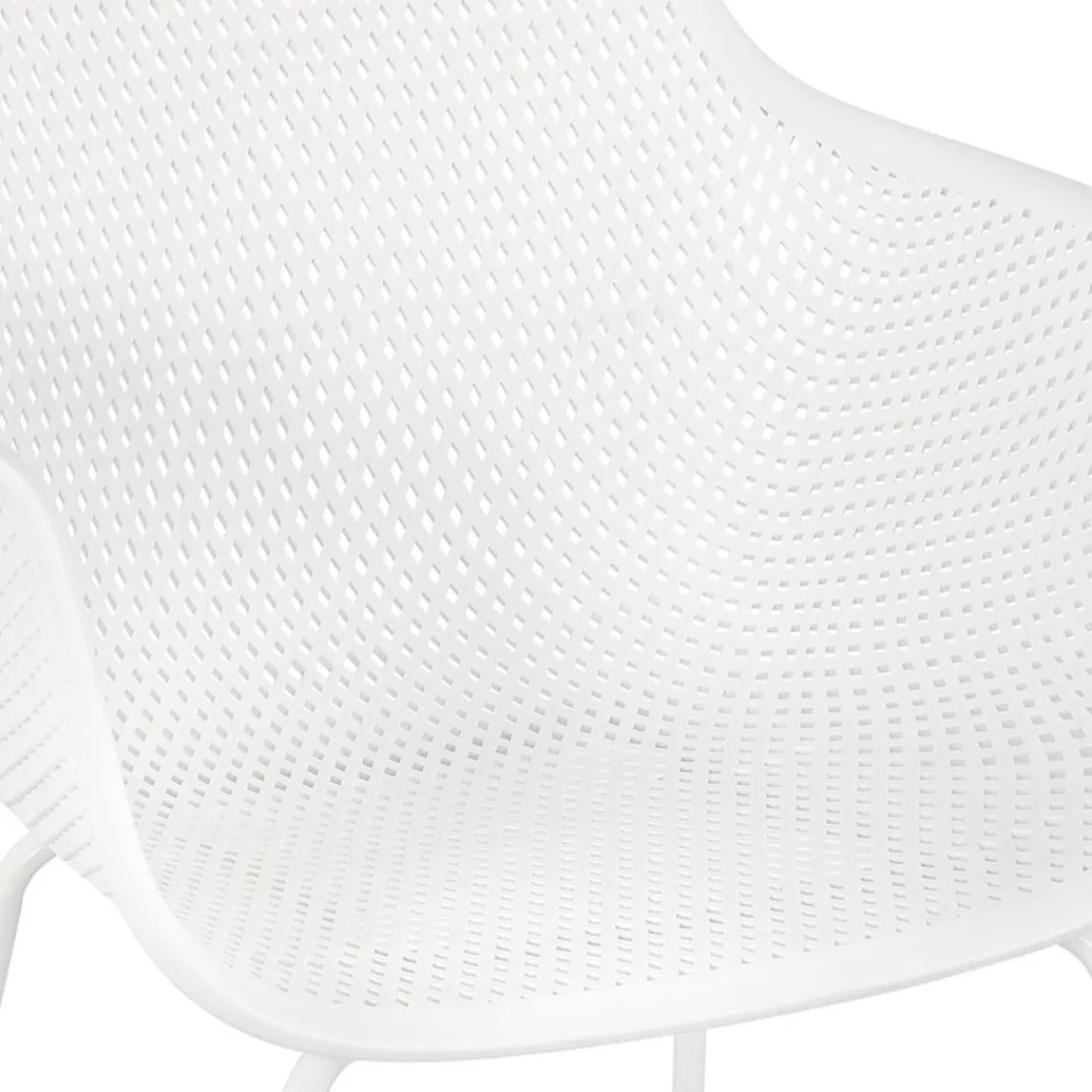 ALTEREGO Chaise avec accoudoirs perforée 'DRAK' blanche Hot