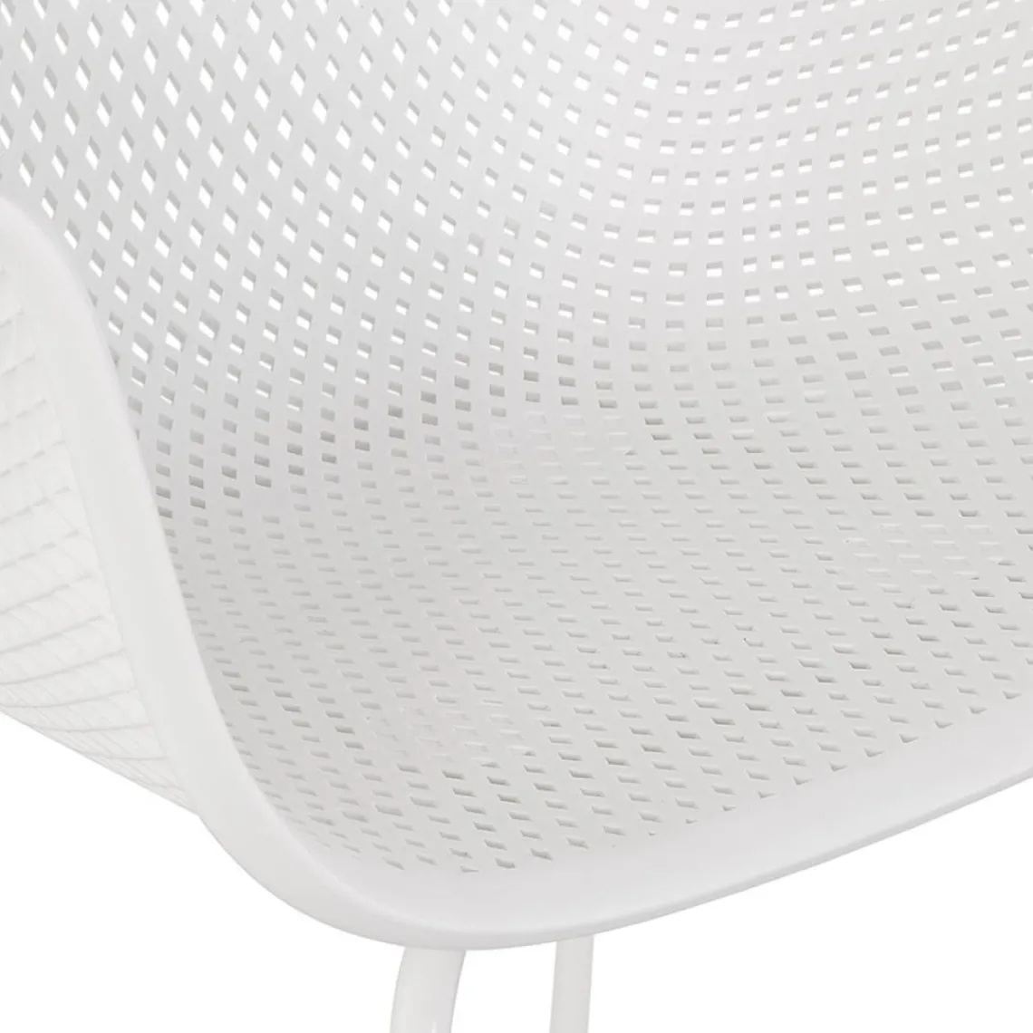 ALTEREGO Chaise avec accoudoirs perforée 'DRAK' blanche Hot