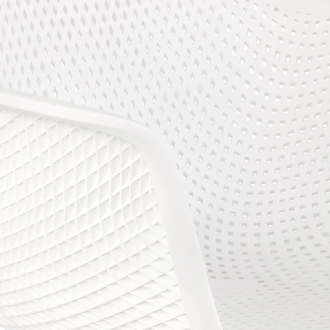 ALTEREGO Chaise avec accoudoirs perforée 'DRAK' blanche Hot