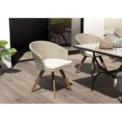 Macabane Chaise de jardin en rotin synthétique couleur naturelle avec coussin écru pieds en bois Acacia Sale