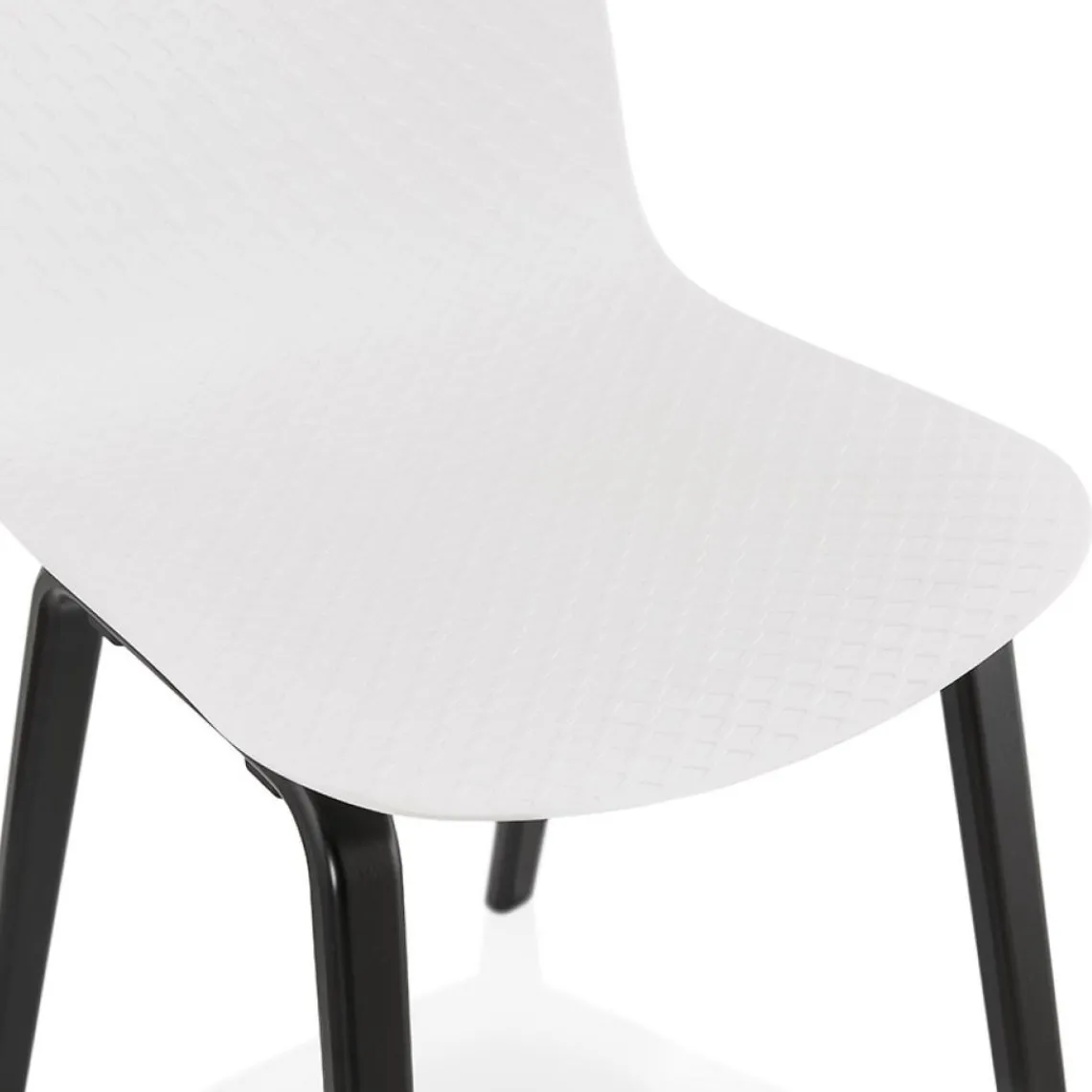 ALTEREGO Chaise design 'PACIFIK' blanche avec pieds en bois noir Online