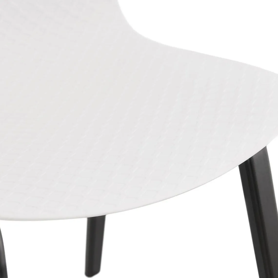 ALTEREGO Chaise design 'PACIFIK' blanche avec pieds en bois noir Online