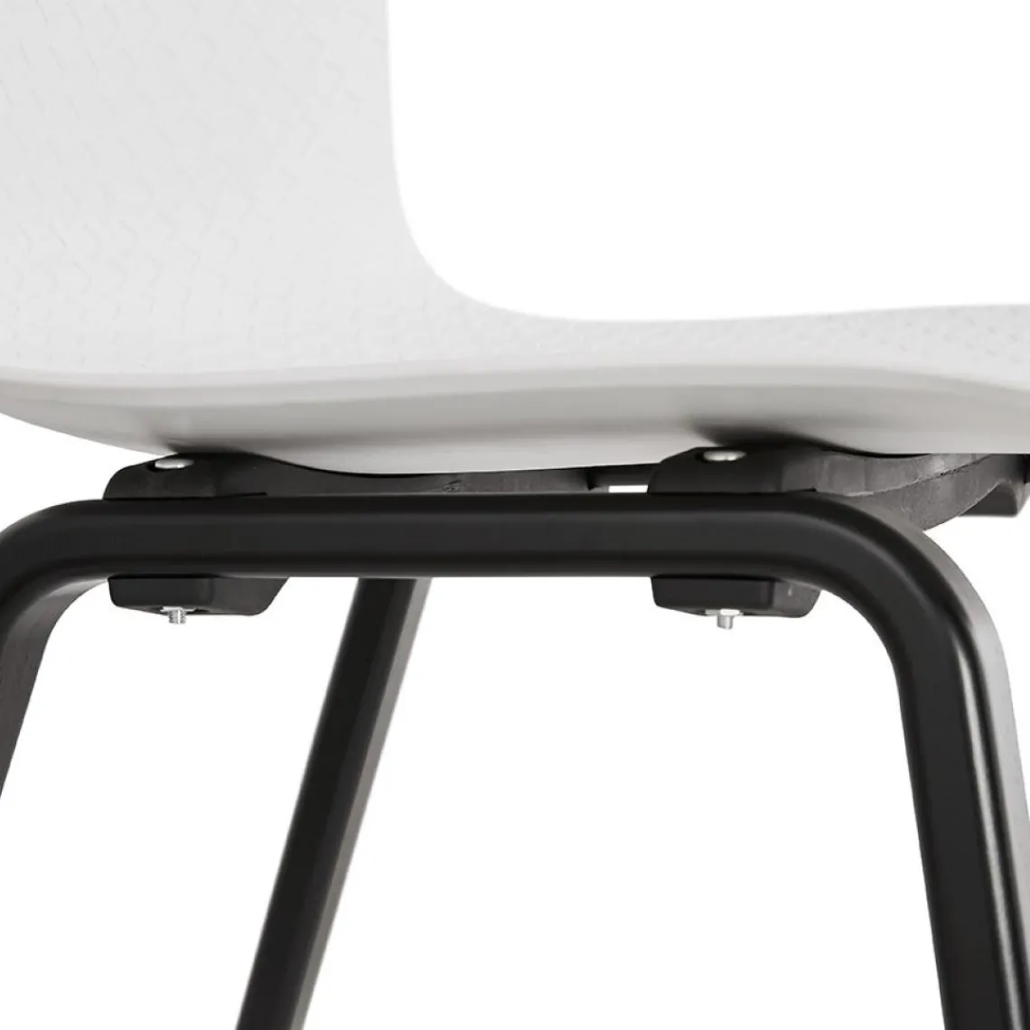 ALTEREGO Chaise design 'PACIFIK' blanche avec pieds en bois noir Online