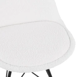 ALTEREGO Chaise design 'VIOLETTE' en tissu bouloché blanc style industriel Outlet
