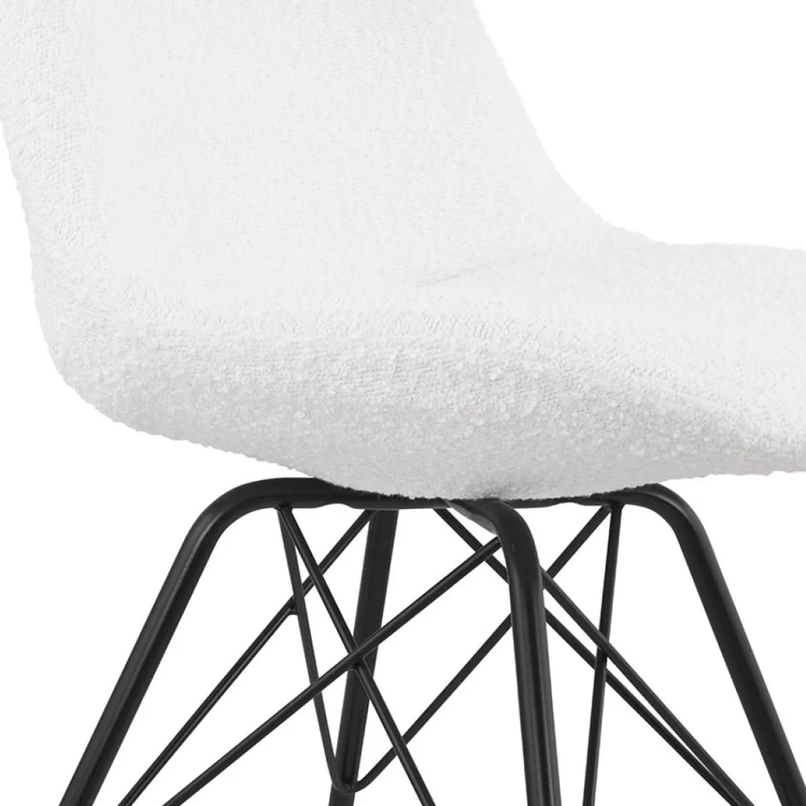 ALTEREGO Chaise design 'VIOLETTE' en tissu bouloché blanc style industriel Outlet