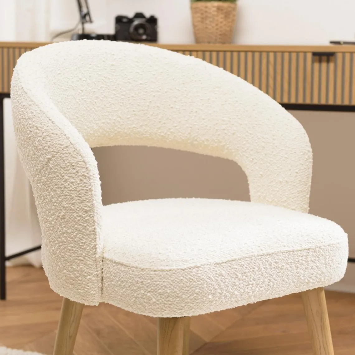 Macabane Chaise en tissu bouclette écru, dossier ouvert, pieds en bois PIERRE Outlet
