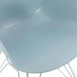 ALTEREGO Chaise moderne 'UNAMI' bleue en matière plastique avec pieds en métal chromé New