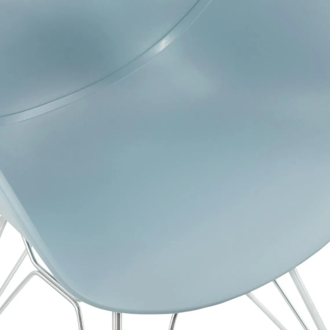 ALTEREGO Chaise moderne 'UNAMI' bleue en matière plastique avec pieds en métal chromé New