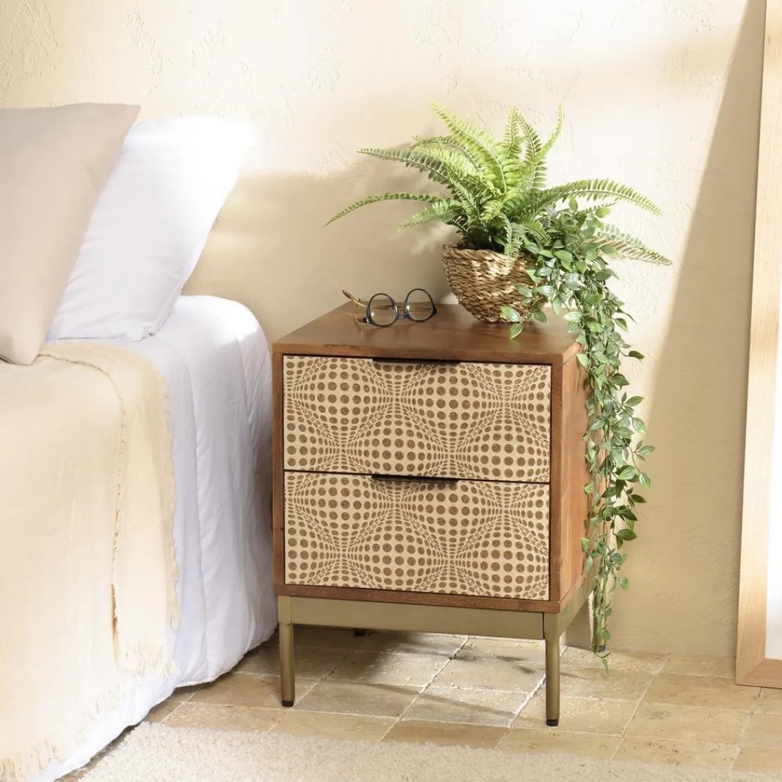 Macabane Chevet en bois de manguier 2 tiroirs motifs ethniques ALIX Discount
