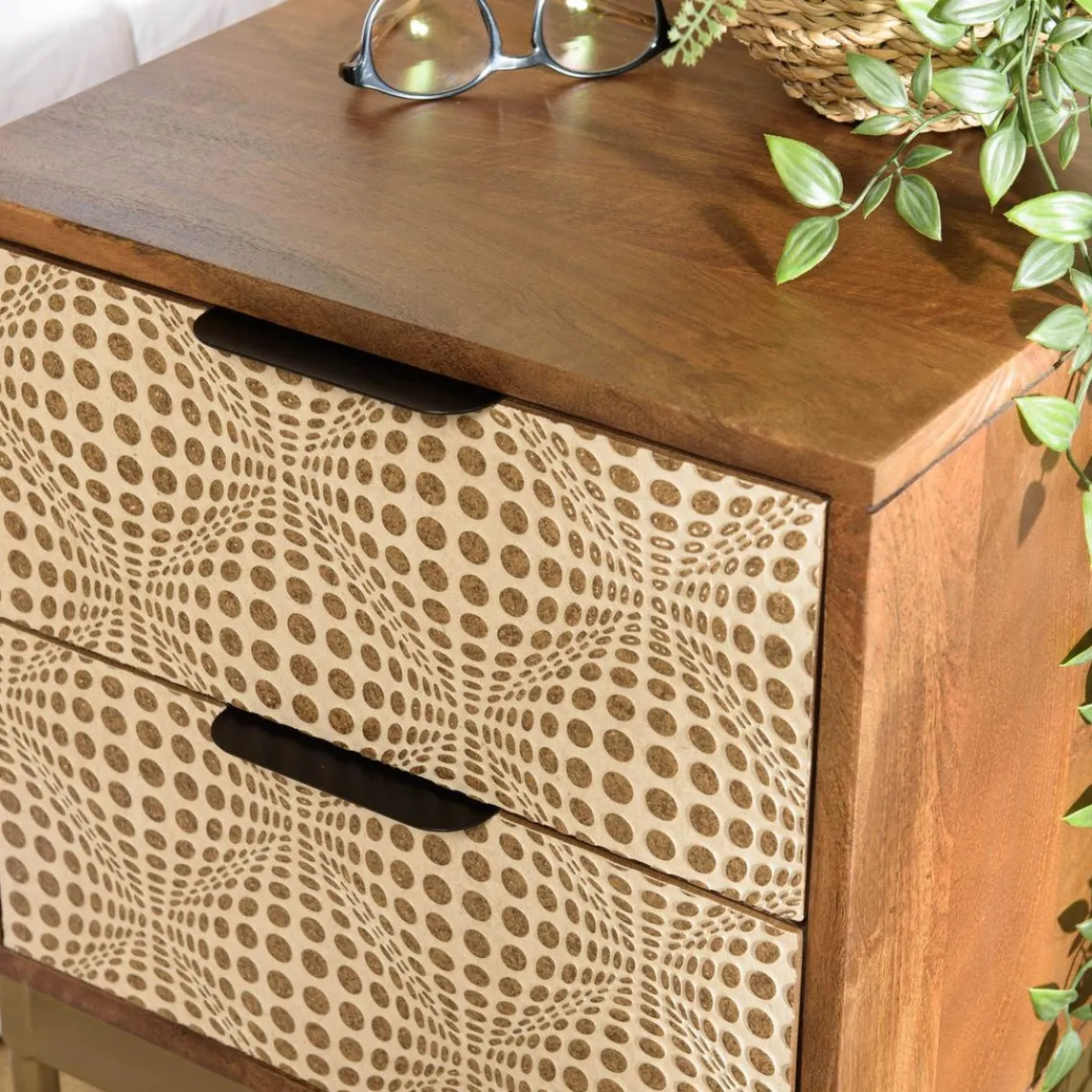 Macabane Chevet en bois de manguier 2 tiroirs motifs ethniques ALIX Discount