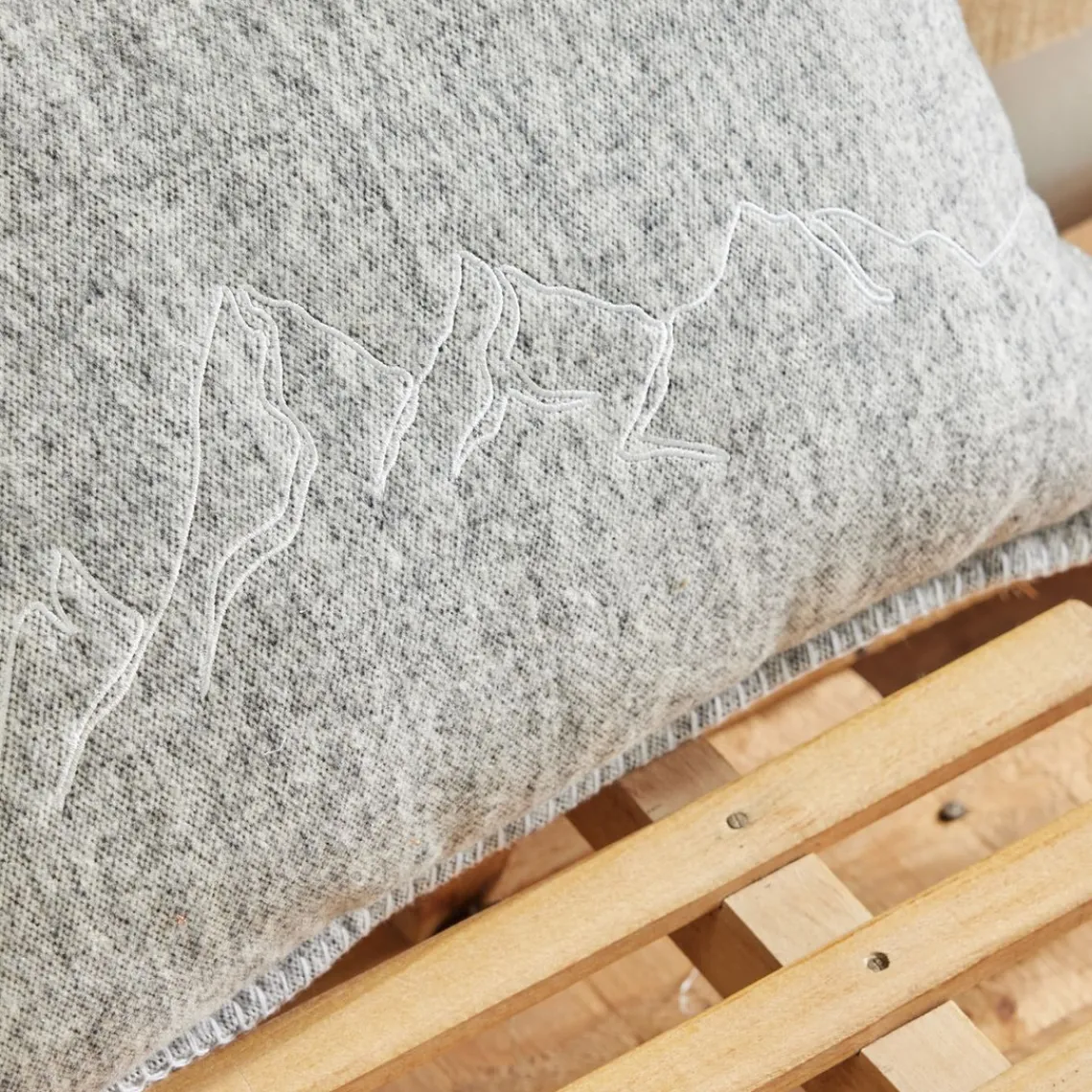 Today Coussin en coton HORS PISTE 40 x 60 - gris clair Montagne New