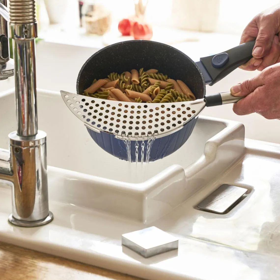 Becquet Egouttoir a casserole demi lune Gregoire Discount