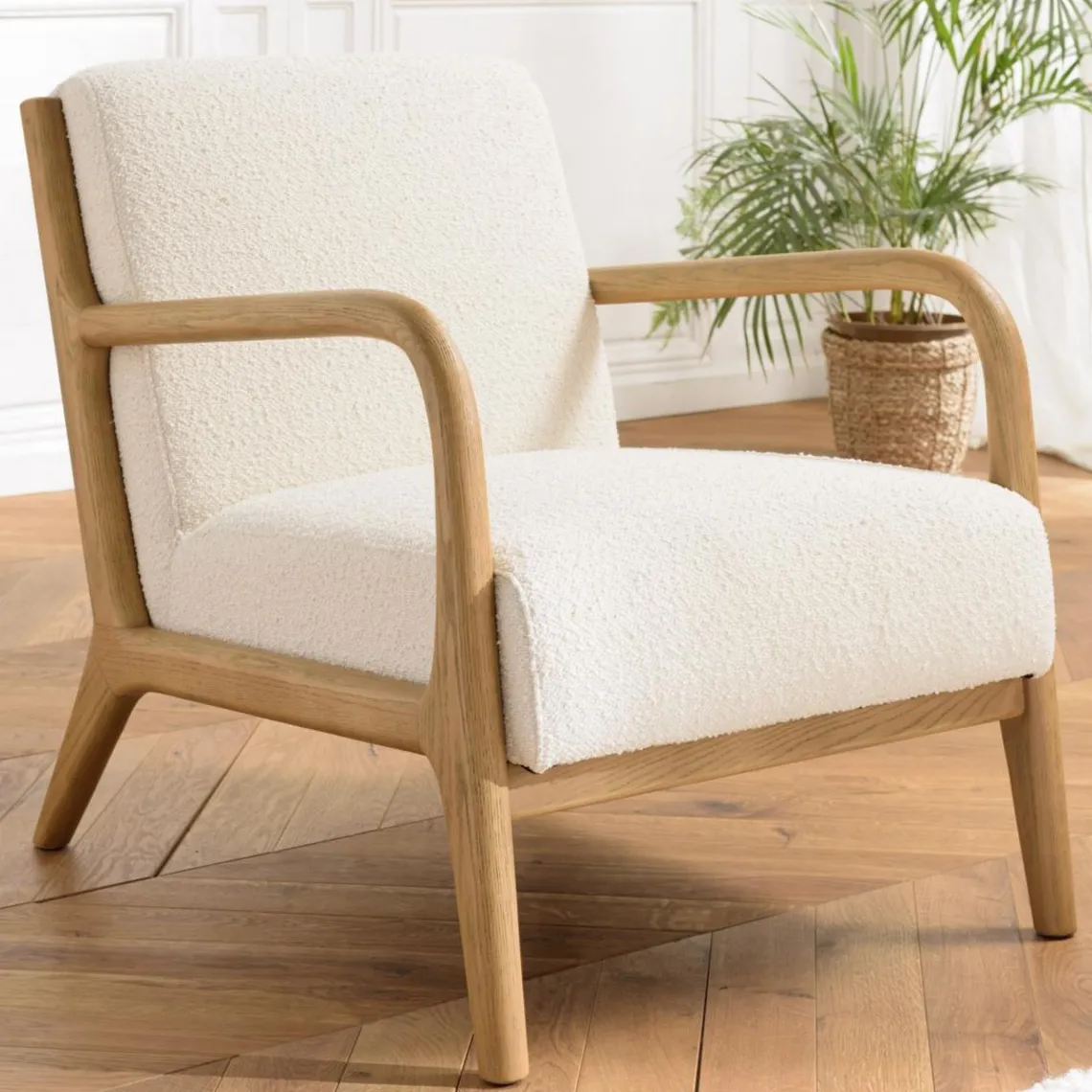Macabane Fauteuil bas tissu bouclette écru structure et accoudoirs bois PIERRE Outlet