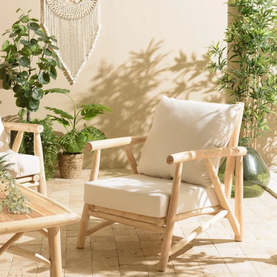 Macabane Fauteuil en branches de teck naturel avec coussins blancs MADURA Discount