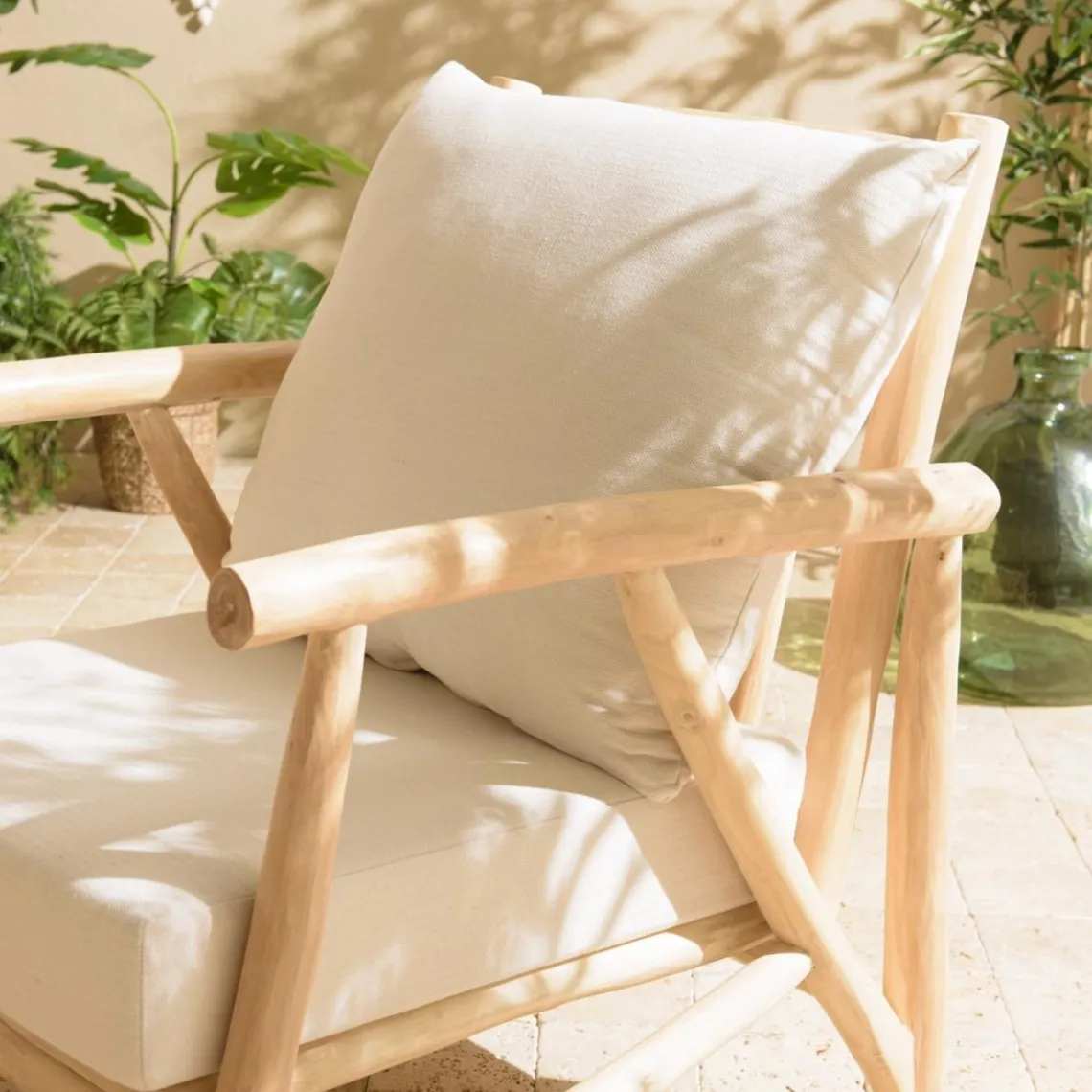 Macabane Fauteuil en branches de teck naturel avec coussins blancs MADURA Discount