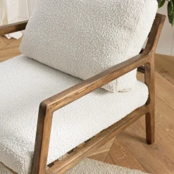 Macabane Fauteuil en tissu écru, structure et accoudoirs en bois GASTON Online