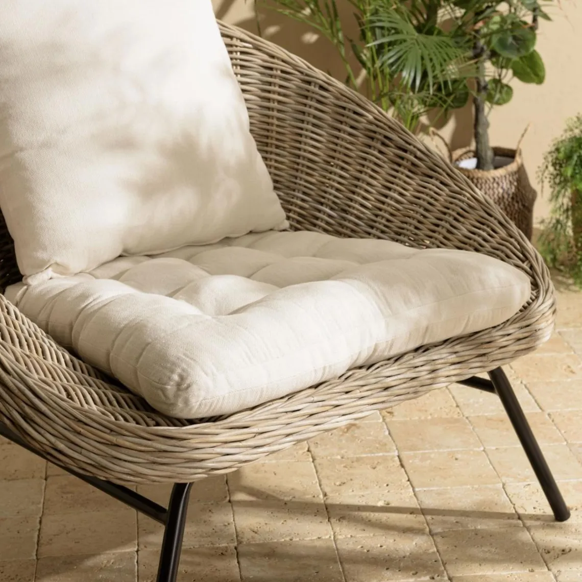 Macabane Fauteuil lounge en kubu coussin d'assise blanc pieds métal noir KALLY Gris