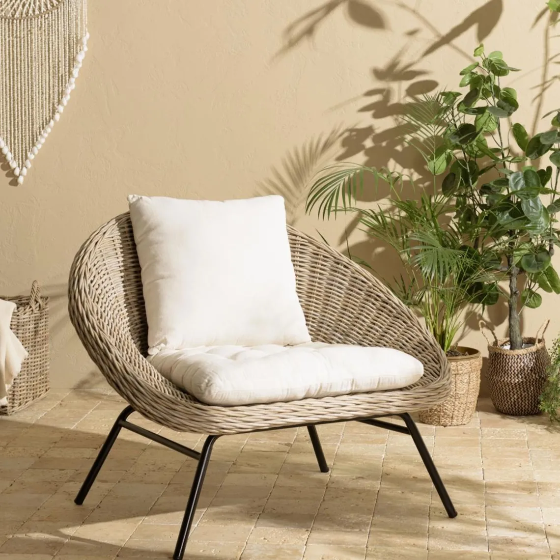 Macabane Fauteuil lounge en kubu coussin d'assise blanc pieds métal noir KALLY Gris