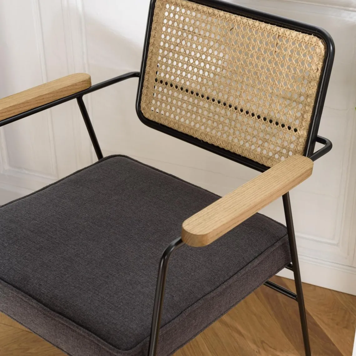 Macabane Fauteuil métal noir assise tissu gris foncé dossier rotin AGATHE Outlet