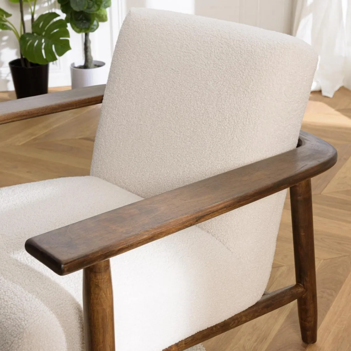 Macabane Fauteuil tissu bouclette écru structure et accoudoirs en bois GASTON New