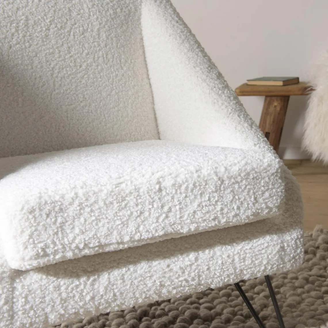 Macabane Fauteuil tissu bouclette blanc pieds épingles métal noir New