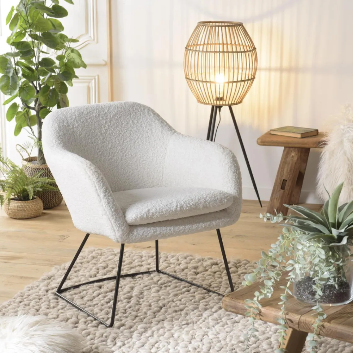Macabane Fauteuil urban tissu bouclette blanc pieds évasés métal noir