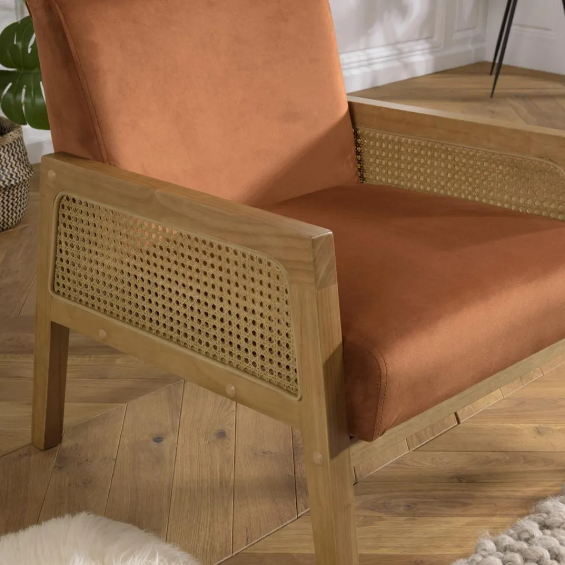 Macabane Fauteuil velours orange pieds bois et accoudoirs rotin Best