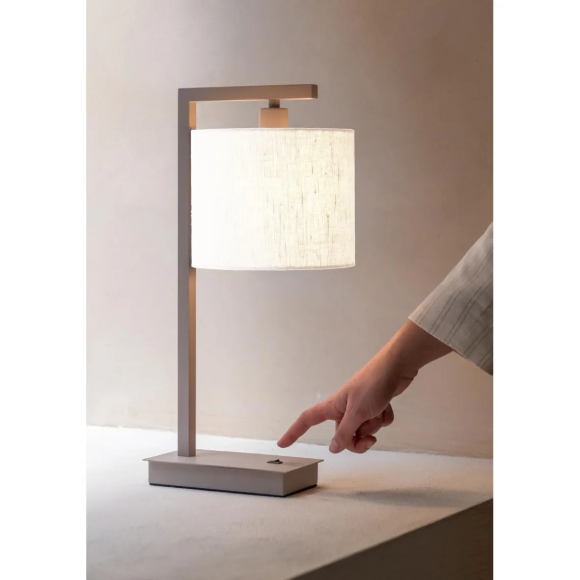 It s About Romi Lampe de table Boston sable abat-jour blanc Discount