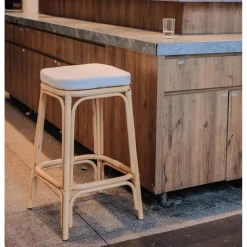 3S. x Home Le tabouret de bar OBIRA design scandinave élégant assise en rotin avec cousin amovible