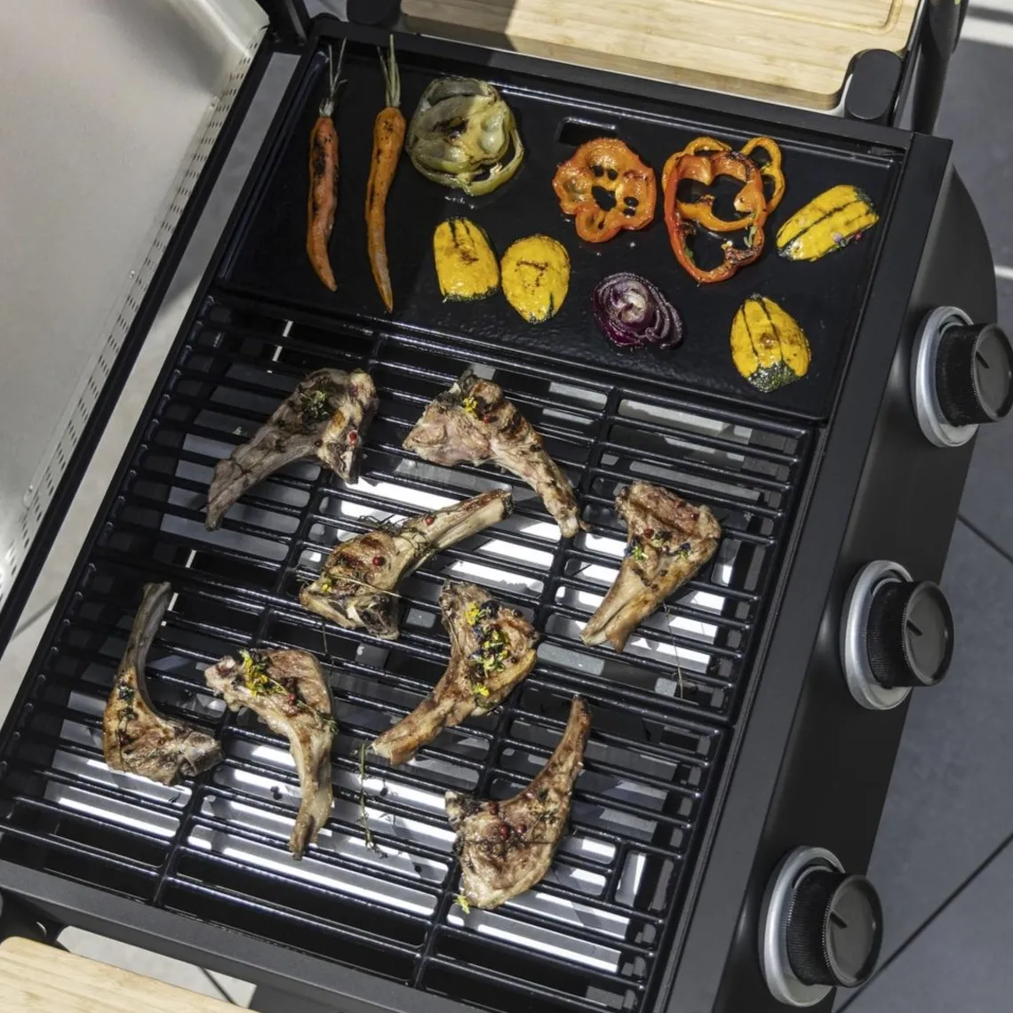 Cook'In Garden Pack Barbecue gaz sur chariot FLAVO avec Housse et Coffret 3 pièces aimantés Hot