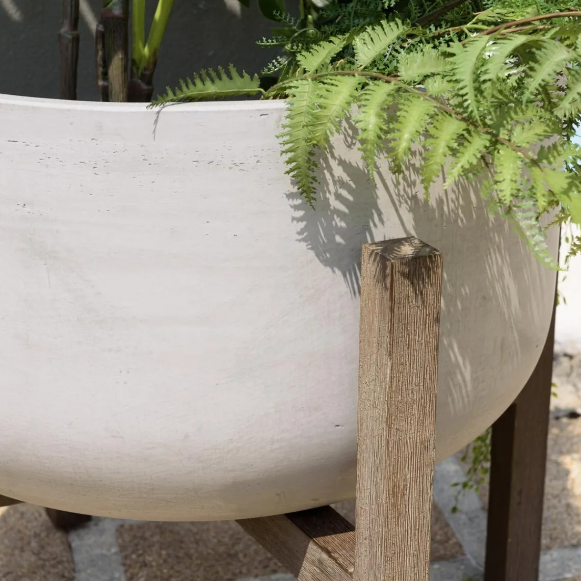 Macabane Pot de fleur rond en béton sur pieds en acacia marron HECTOR