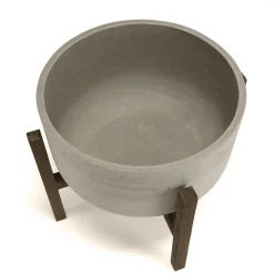 Macabane Pot de fleur rond en béton sur pieds en acacia marron HECTOR