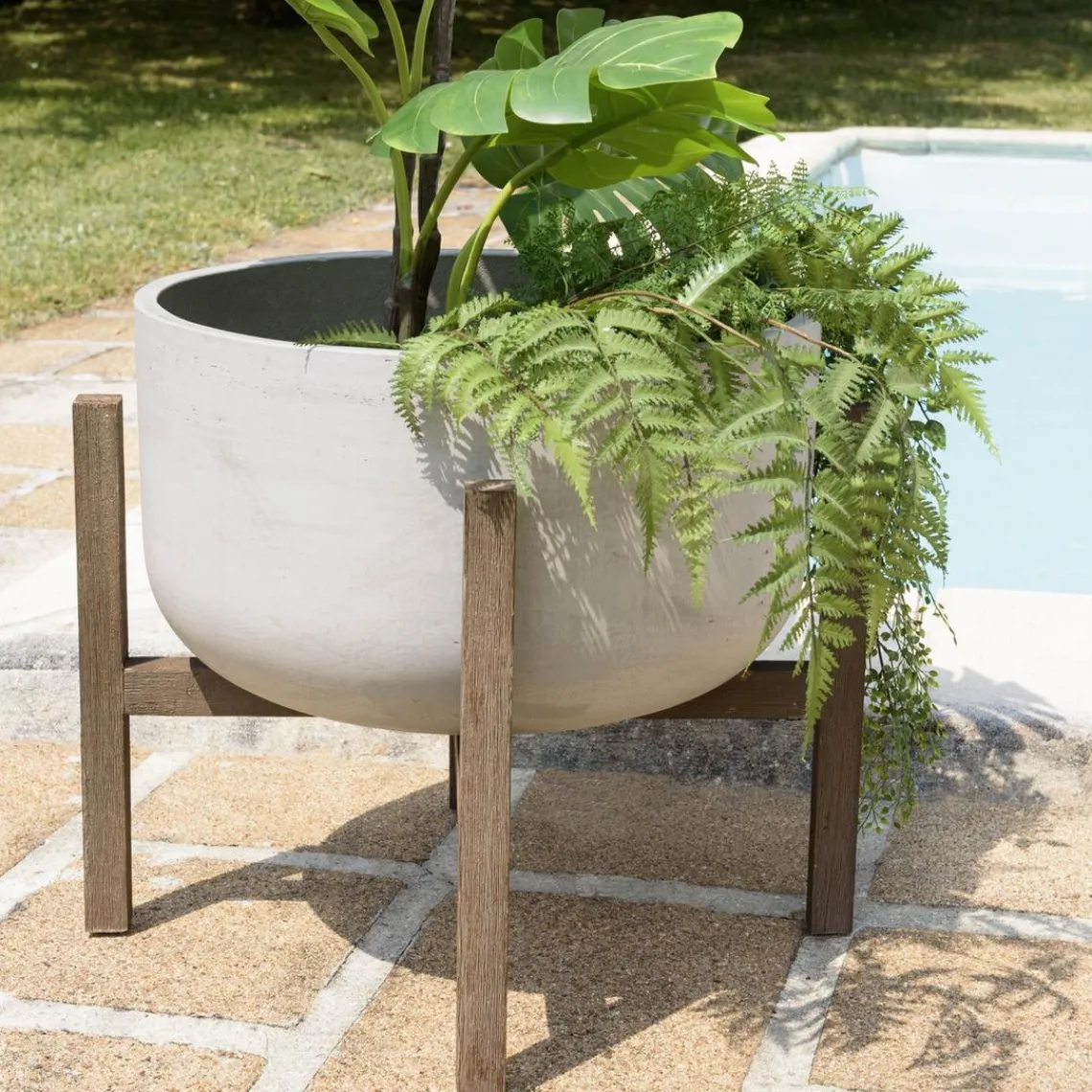 Macabane Pot de fleur rond en béton sur pieds en acacia marron HECTOR