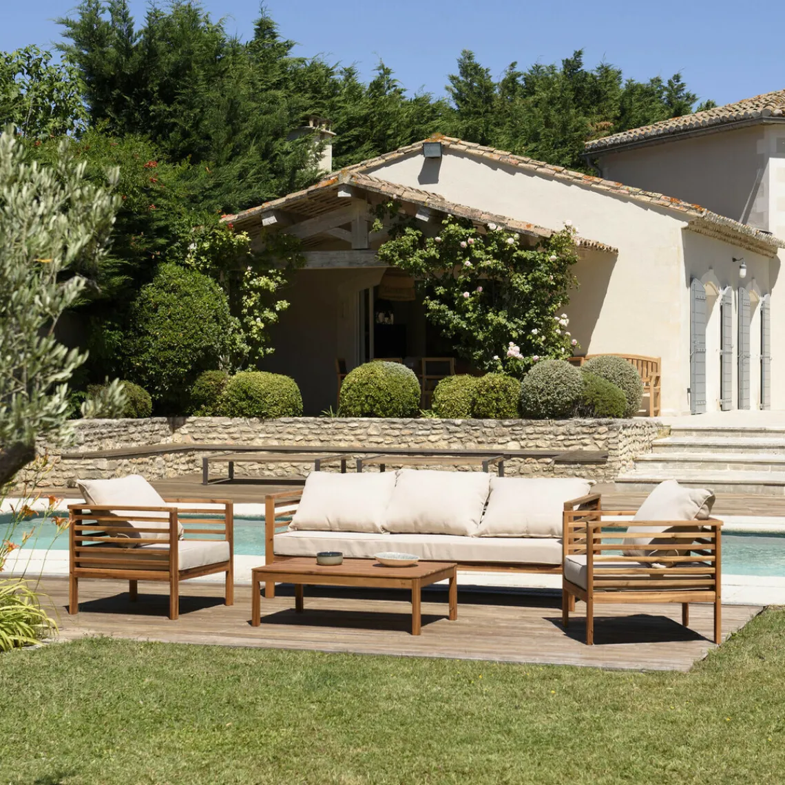 Macabane SALON DE JARDIN EN BOIS ACACIA 5 pers. - 1 Canapé 3 places, 2 fauteuils et 1 table basse rectangulaire 100 x 60 cm