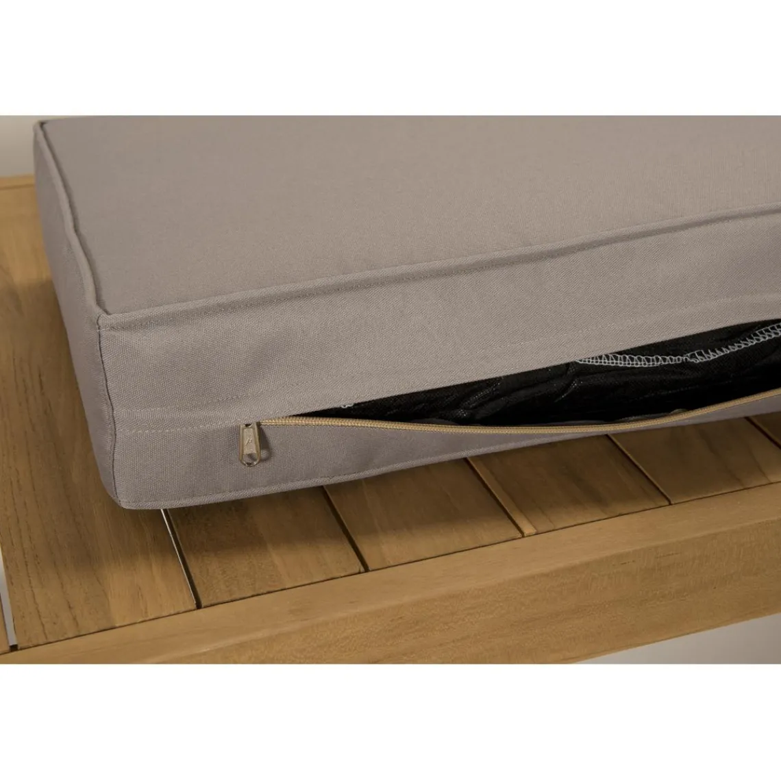 Macabane SALON DE JARDIN EN BOIS TECK : 1 Canapé 2 places, 2 fauteuils avec coussins waterproof et une table basse 110x60 cm Discount