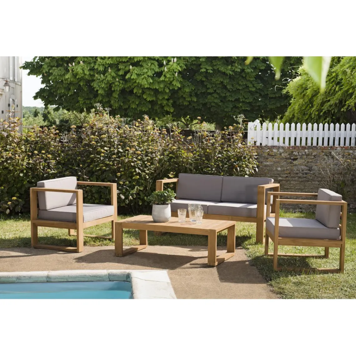 Macabane SALON DE JARDIN EN BOIS TECK : 1 Canapé 2 places, 2 fauteuils avec coussins waterproof et une table basse 110x60 cm Discount