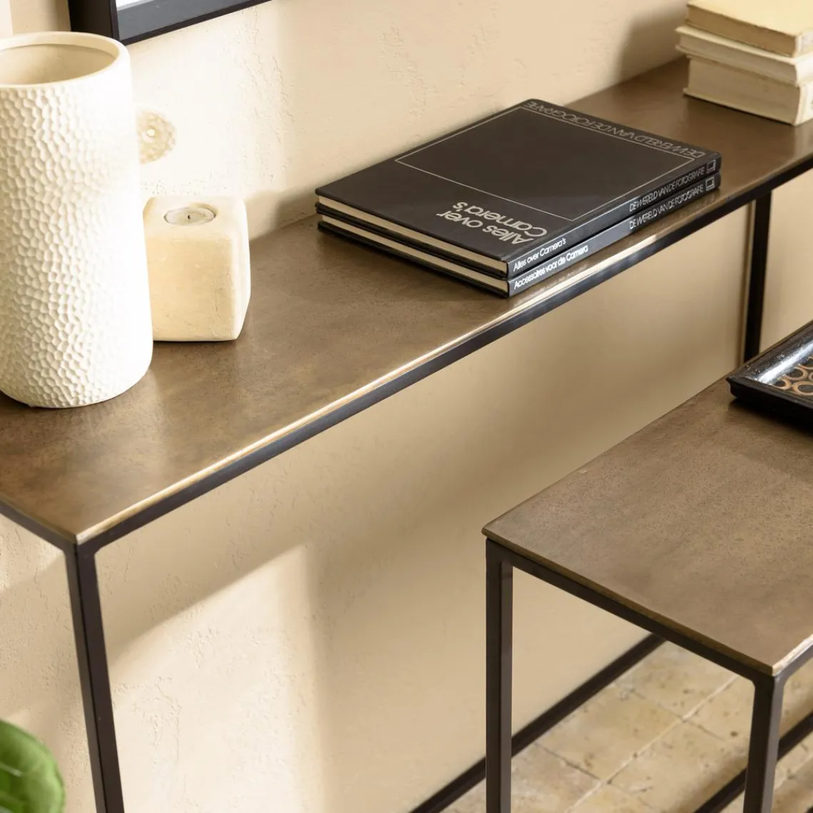 Macabane Set de 2 consoles gigognes aluminium doré et noir pieds métal JOHAN New