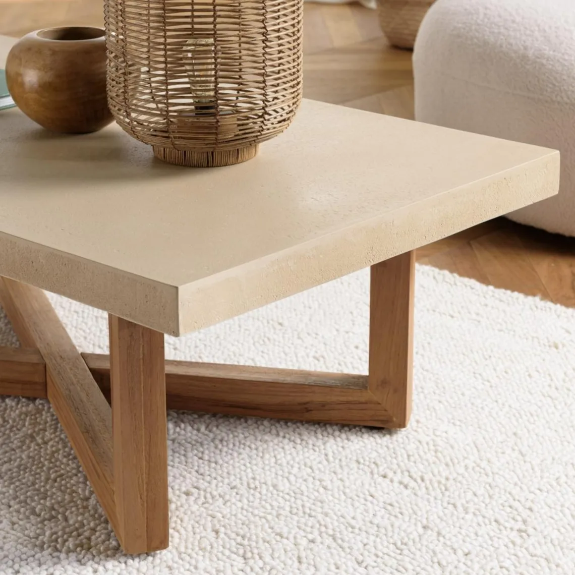 Macabane Table basse en béton beige pieds croisés en teck Discount