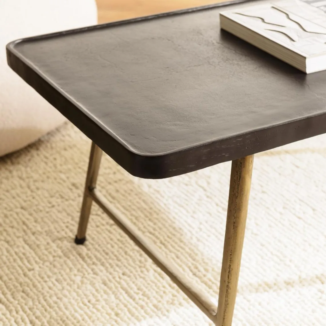 Macabane Table basse rectangulaire en Aluminium plateau Noir et pieds Dorés JOHAN Best