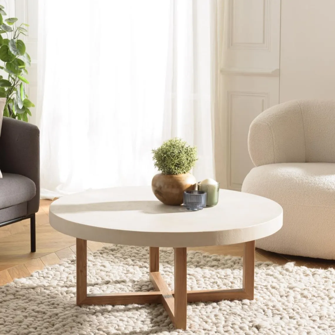 Macabane Table basse ronde en béton beige pieds croisés en teck DAK