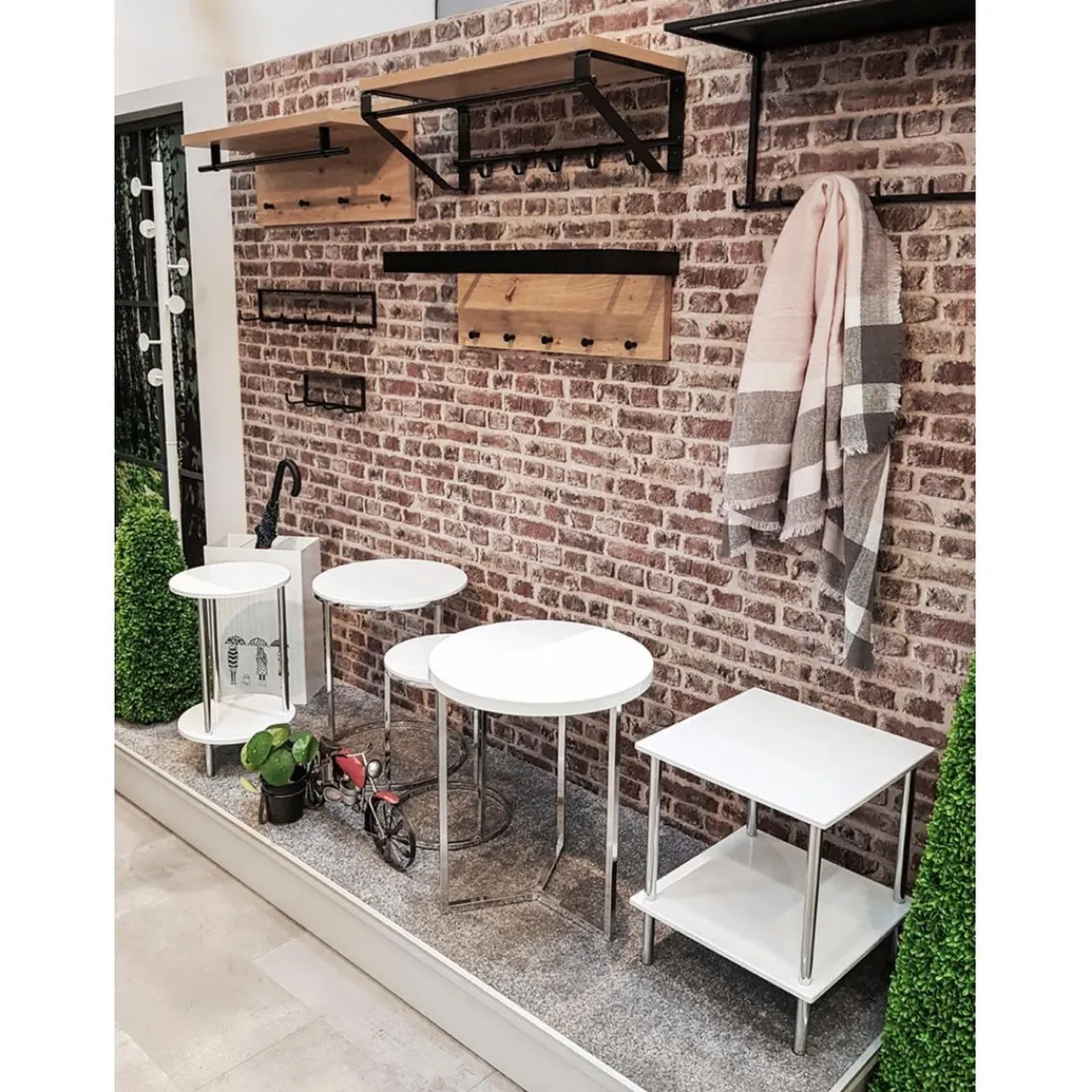 3S. x Home table d'appoint Structure en tube d'acier chromé Discount