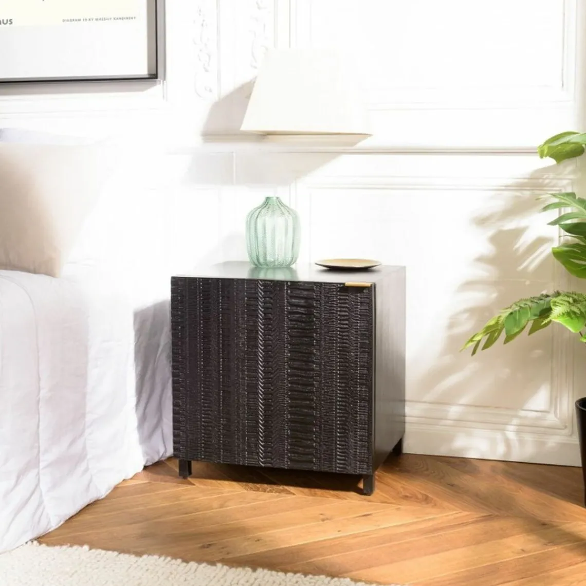 Macabane Table de chevet en bois de manguier massif avec 1 porte sculptée pieds en métal GLORIA noir Outlet