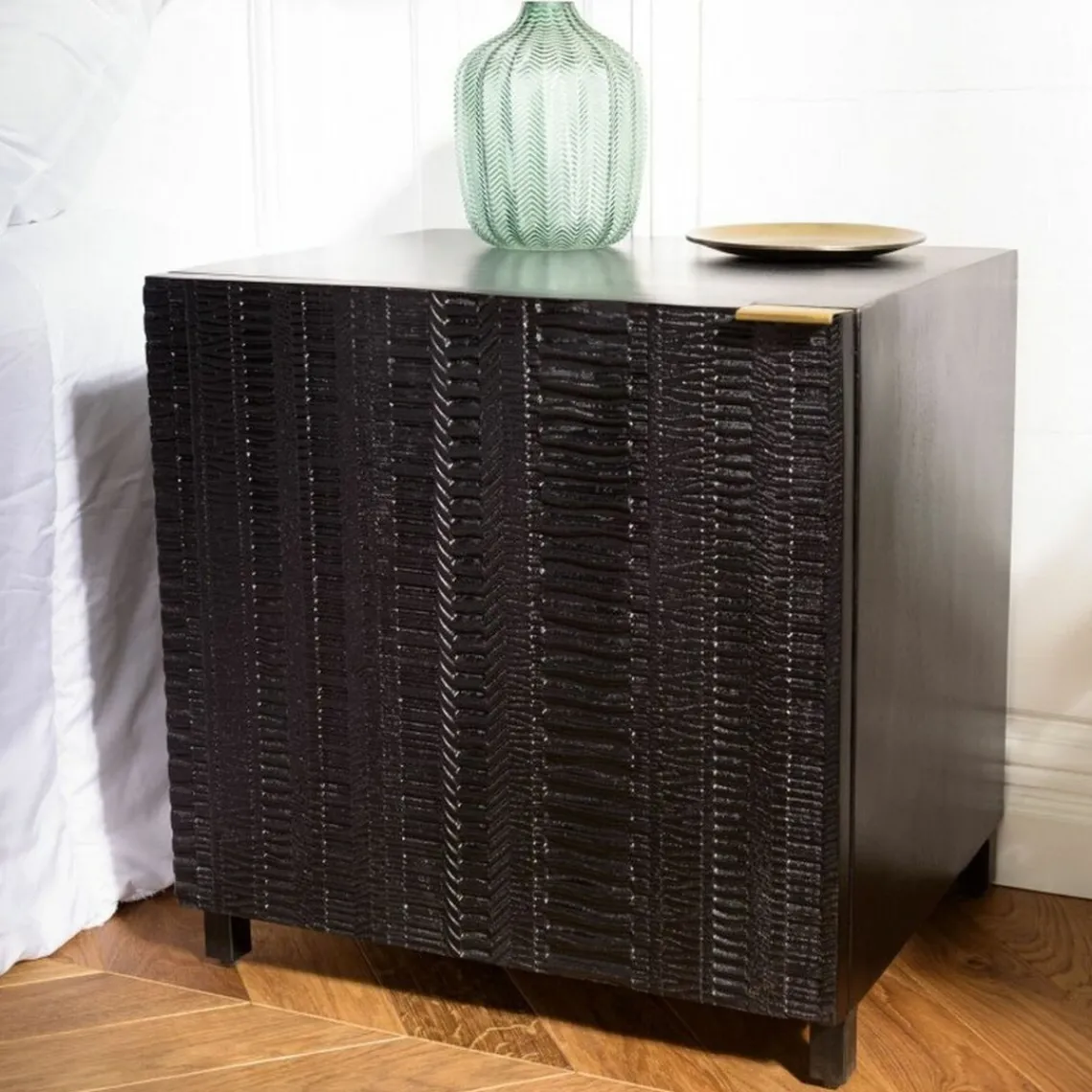 Macabane Table de chevet en bois de manguier massif avec 1 porte sculptée pieds en métal GLORIA noir Outlet