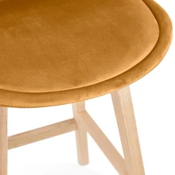 ALTEREGO Tabouret de bar 'MORISS' en velours moutarde et pieds en bois naturel Online