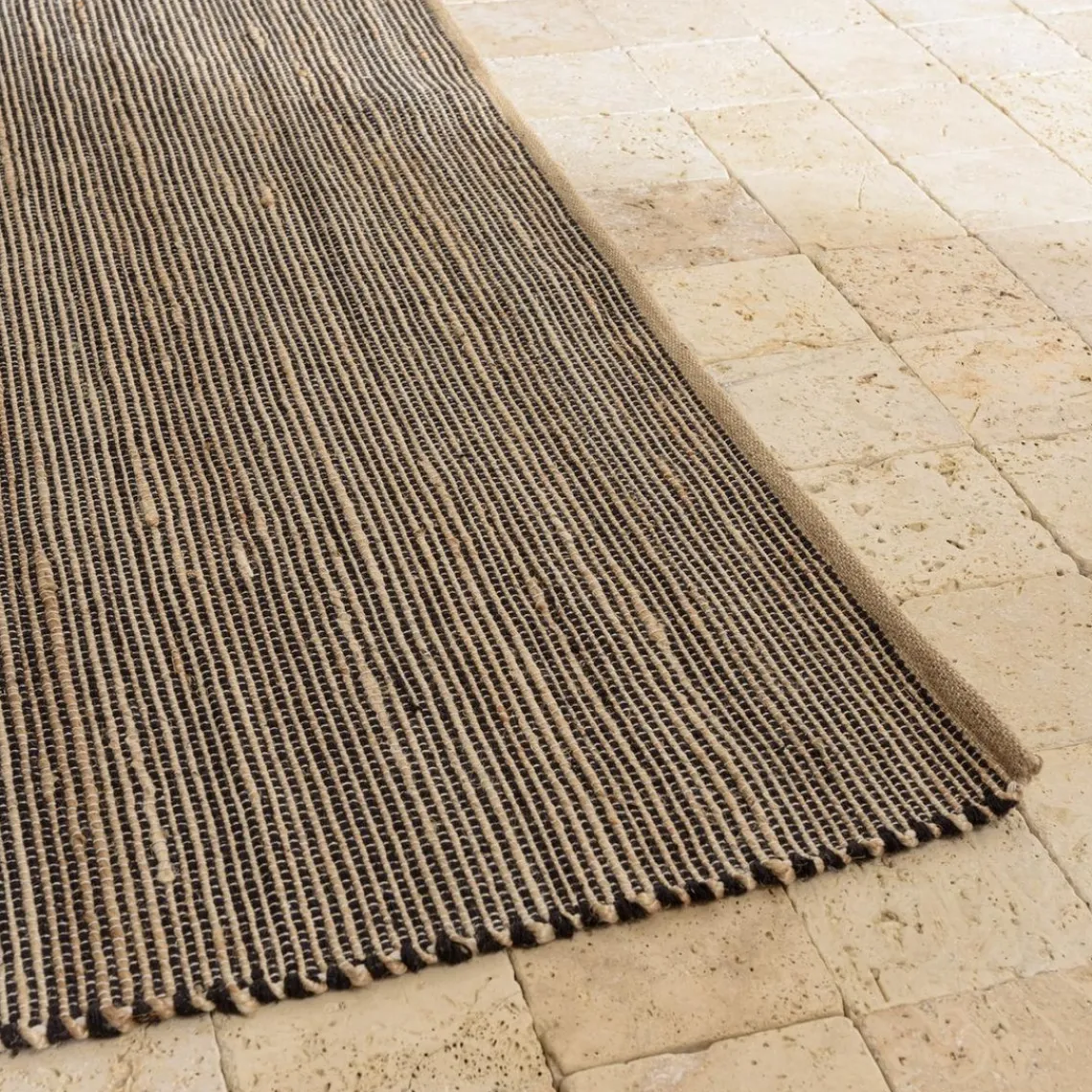 Macabane Tapis rectangulaire en jute et coton couleur sable et noir QUENTIN